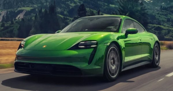 Въпреки очевидните разлики в задвижването, шофирането на Porsche Taycan се усеща като при всяко друго от немската марка. Да, задвижва се от електричество за разлика от всички останали.

Taycan е впечатляваща кола от самото начало, но списъкът с подобрения, разкрити за моделната година 2025, трябва да го направи още по-привлекателен и като ежедневен автомобил.
Независимо дали е във форма на седан или комби Cross Turismo , Taycan изглежда елегантен и с добри пропорции, без да прибягва до някоя от странностите, които дизайнерите на EV понякога използват в опит да направят колите си изпъкващи.  Натурален красавец!